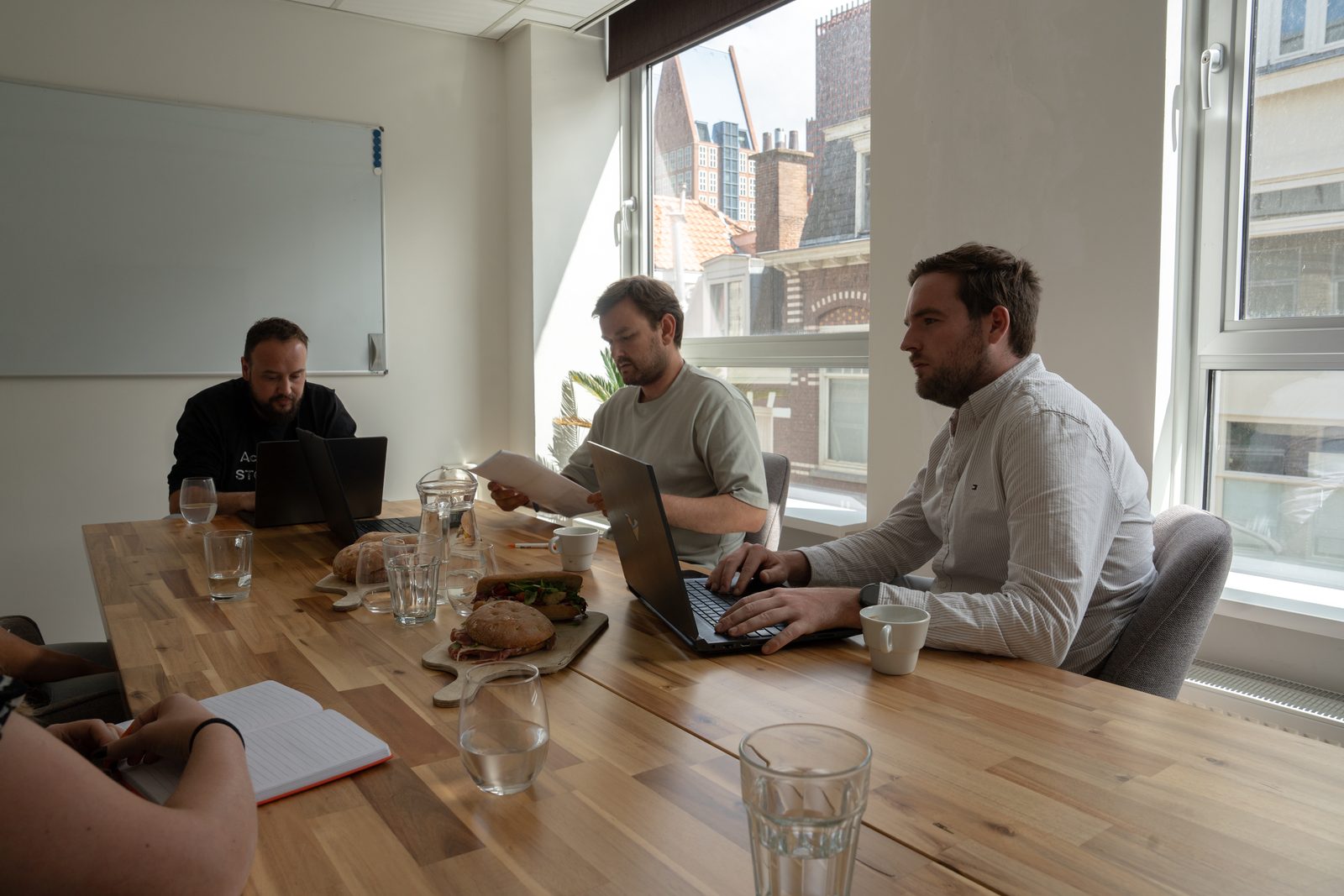 Werksessie van Webnexus met ondernemers rond een vergadertafel