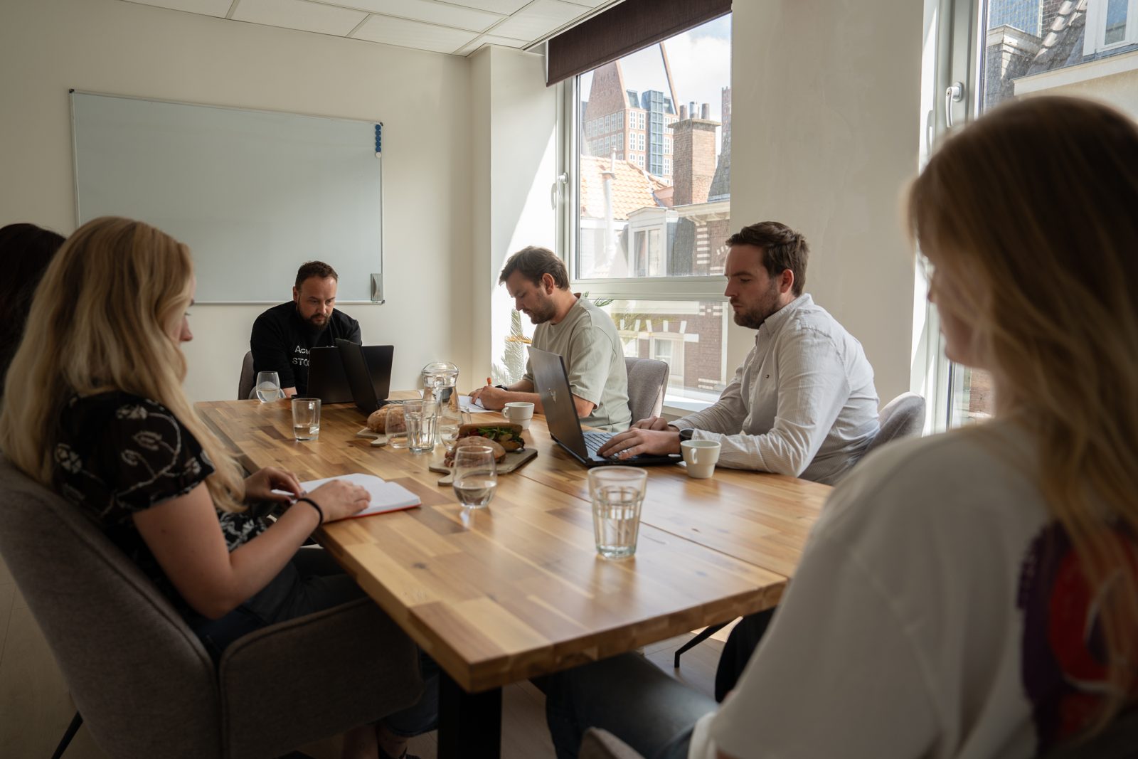 Een groep ondernemers aan tafel tijdens een sessie van Webnexus