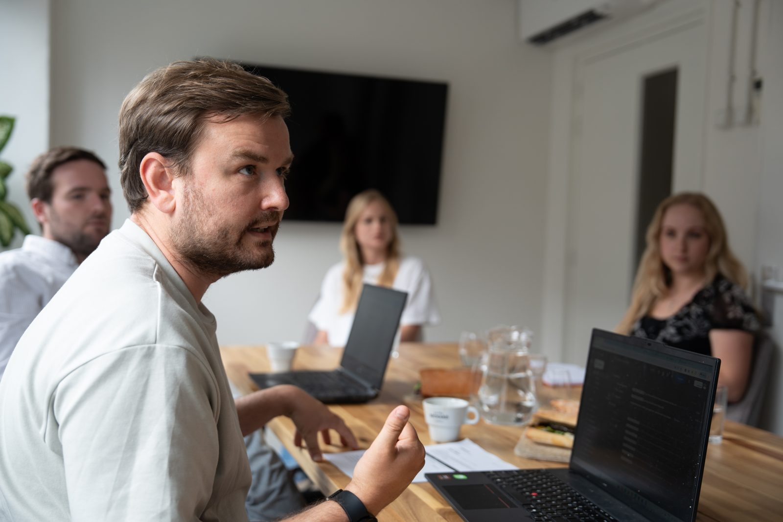Peter van Webnexus legt iets uit aan een team aan tafel