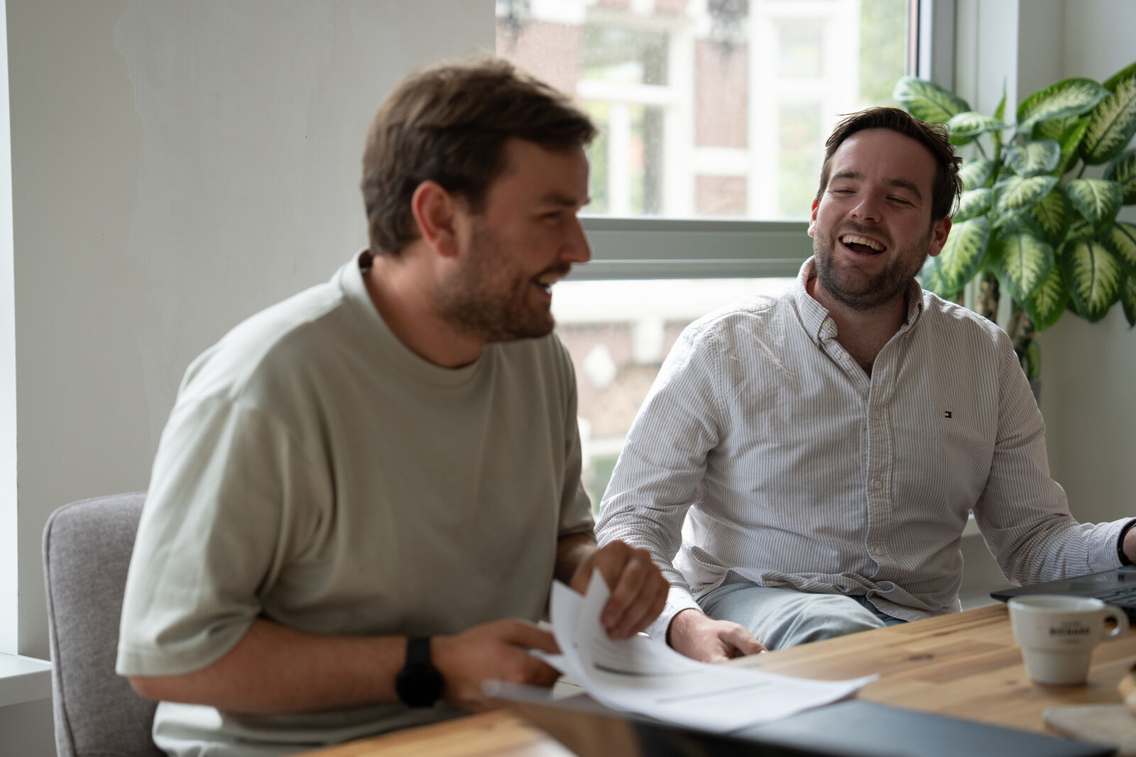 Boyd en Peter lachend aan tafel tijdens het uitwerken van een sessie